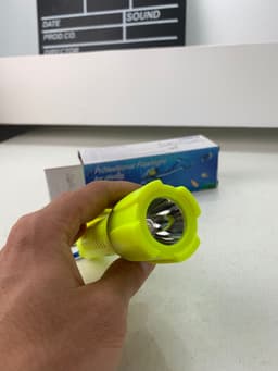 Lampe Torche Sous-Marine Étanche jusqu’à 25 mètres – مصباح تحت السباحة تحت الماء 6