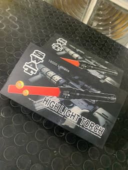 Lampe de poche tactique IP65 de 18 000 lumens - avec lumière LED et deux piles rechargeables - Swat 9