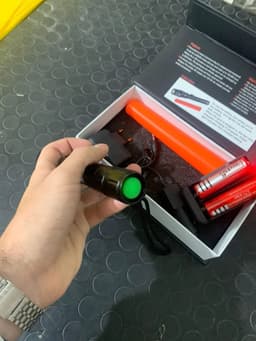 Lampe de poche tactique IP65 de 18 000 lumens - avec lumière LED et deux piles rechargeables - Swat 6