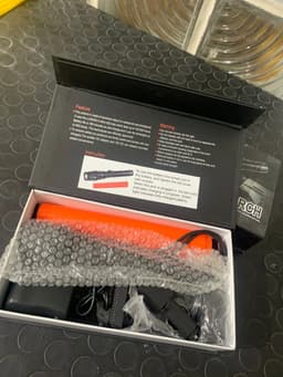 Lampe de poche tactique IP65 de 18 000 lumens - avec lumière LED et deux piles rechargeables - Swat 10