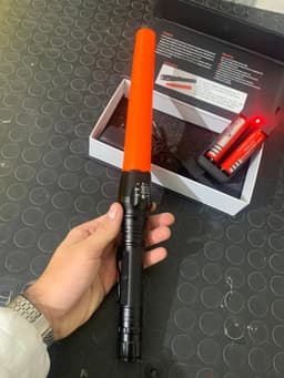 Lampe de poche tactique IP65 de 18 000 lumens - avec lumière LED et deux piles rechargeables - Swat 4